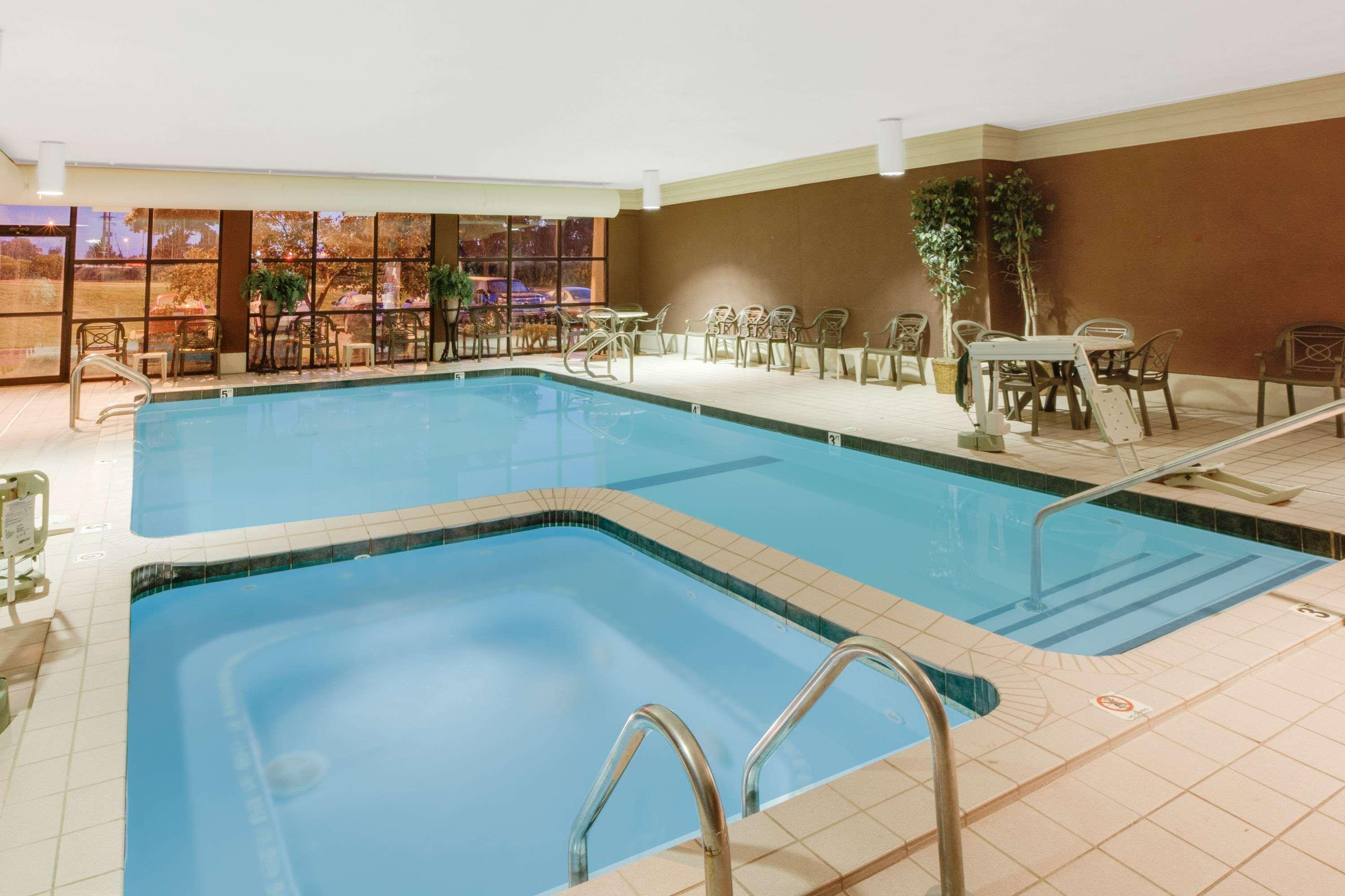 Baymont By Wyndham Traverse Stadt Exterior foto