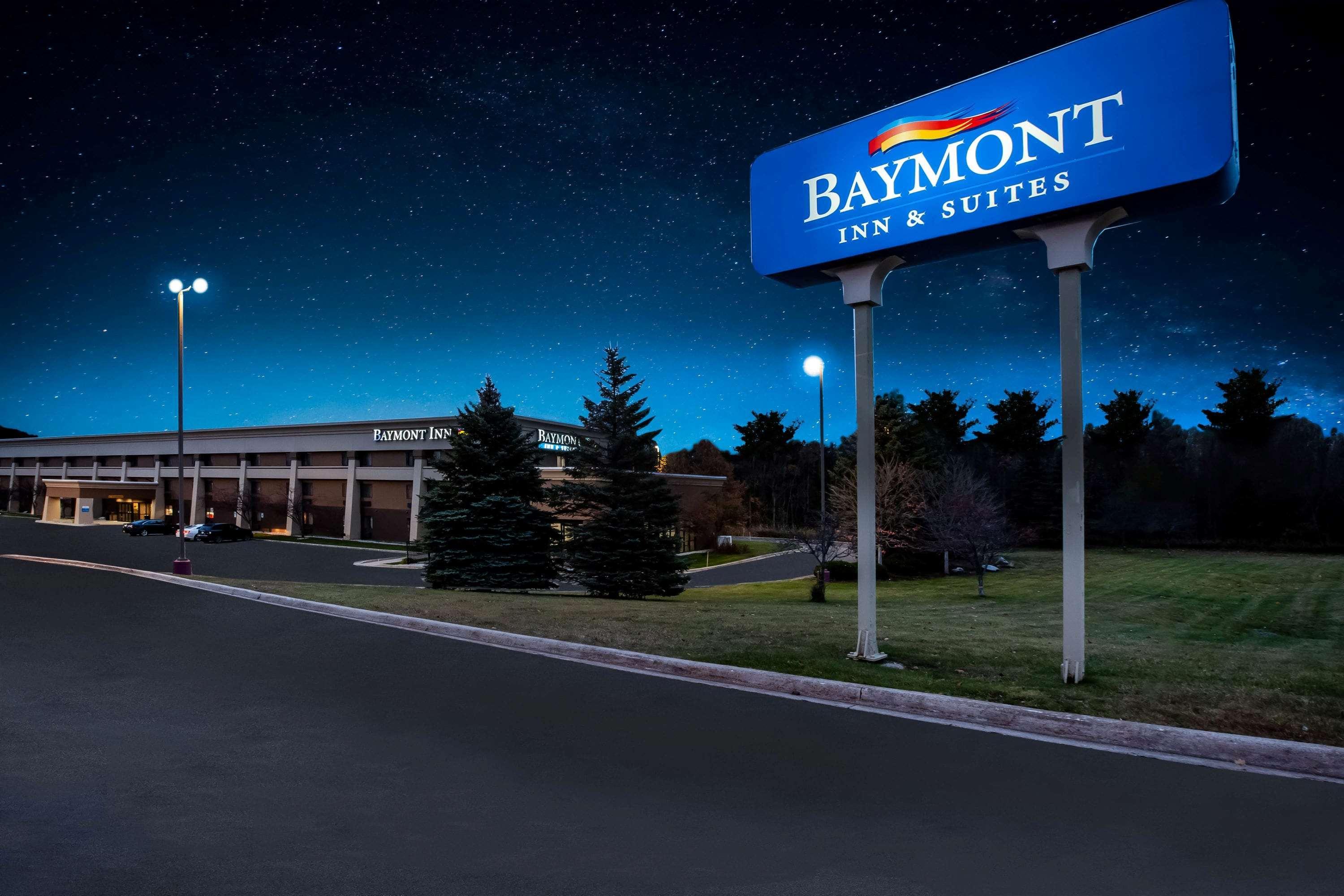 Baymont By Wyndham Traverse Stadt Exterior foto